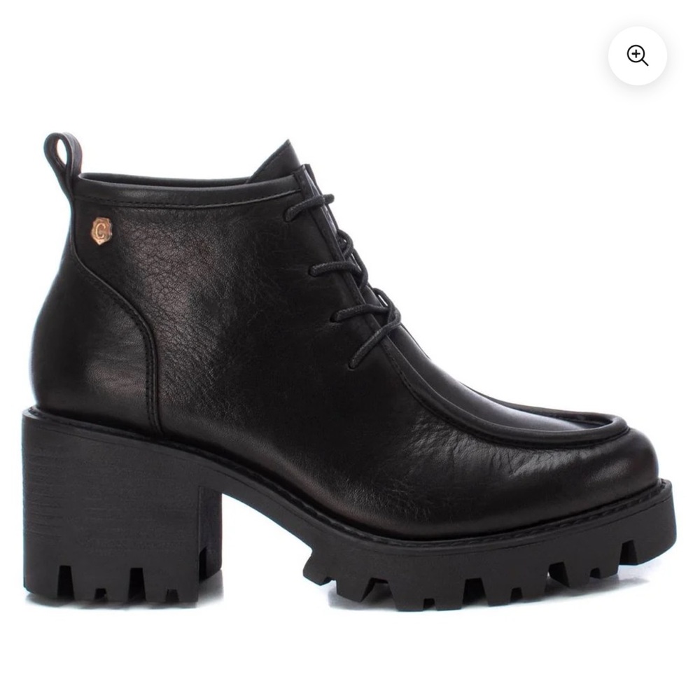 Woman Black Lace-Up Ankle Boots